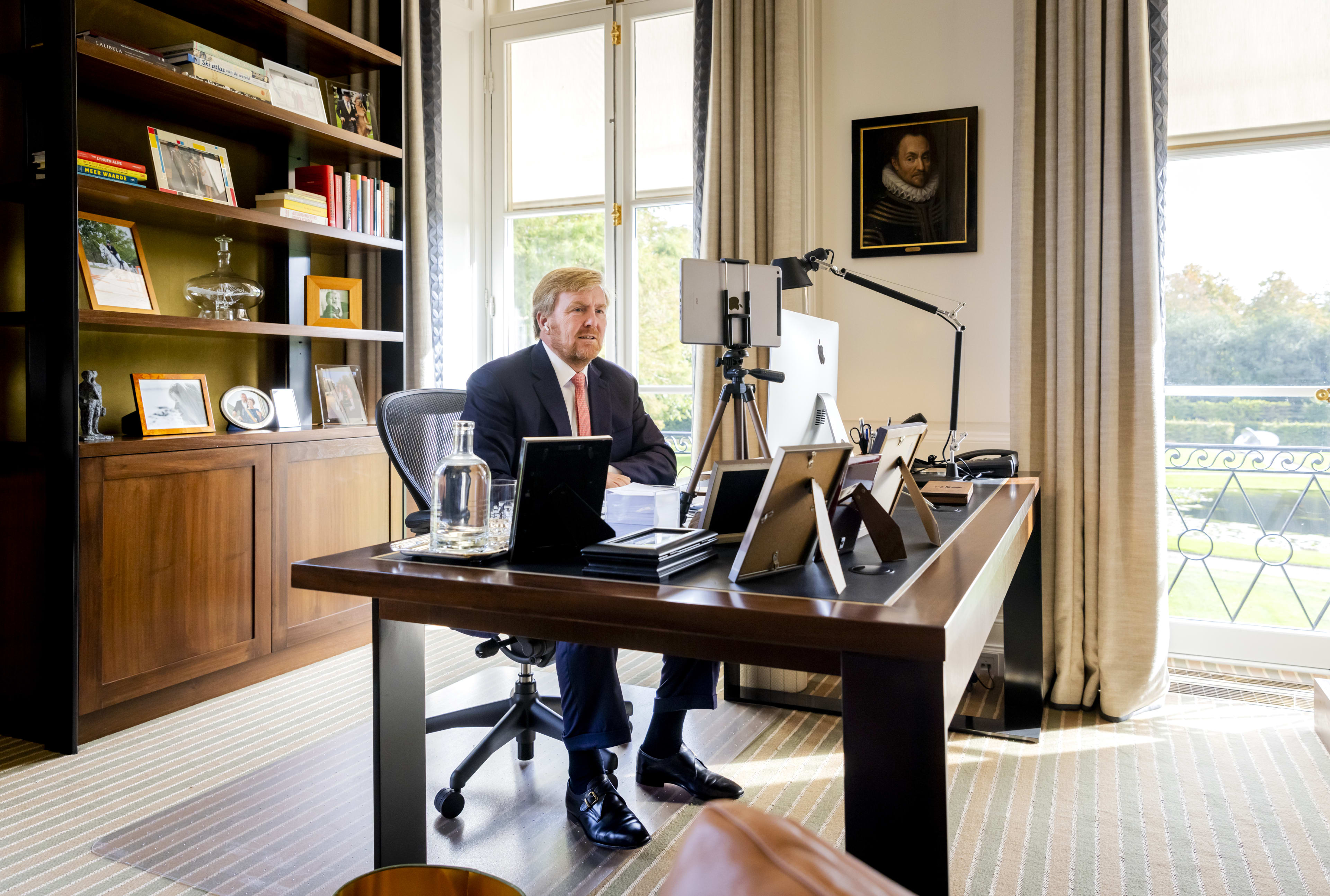 Nieuwe cao rijksambtenaren krijgen 750 euro voor thuiswerkplek Hart van
