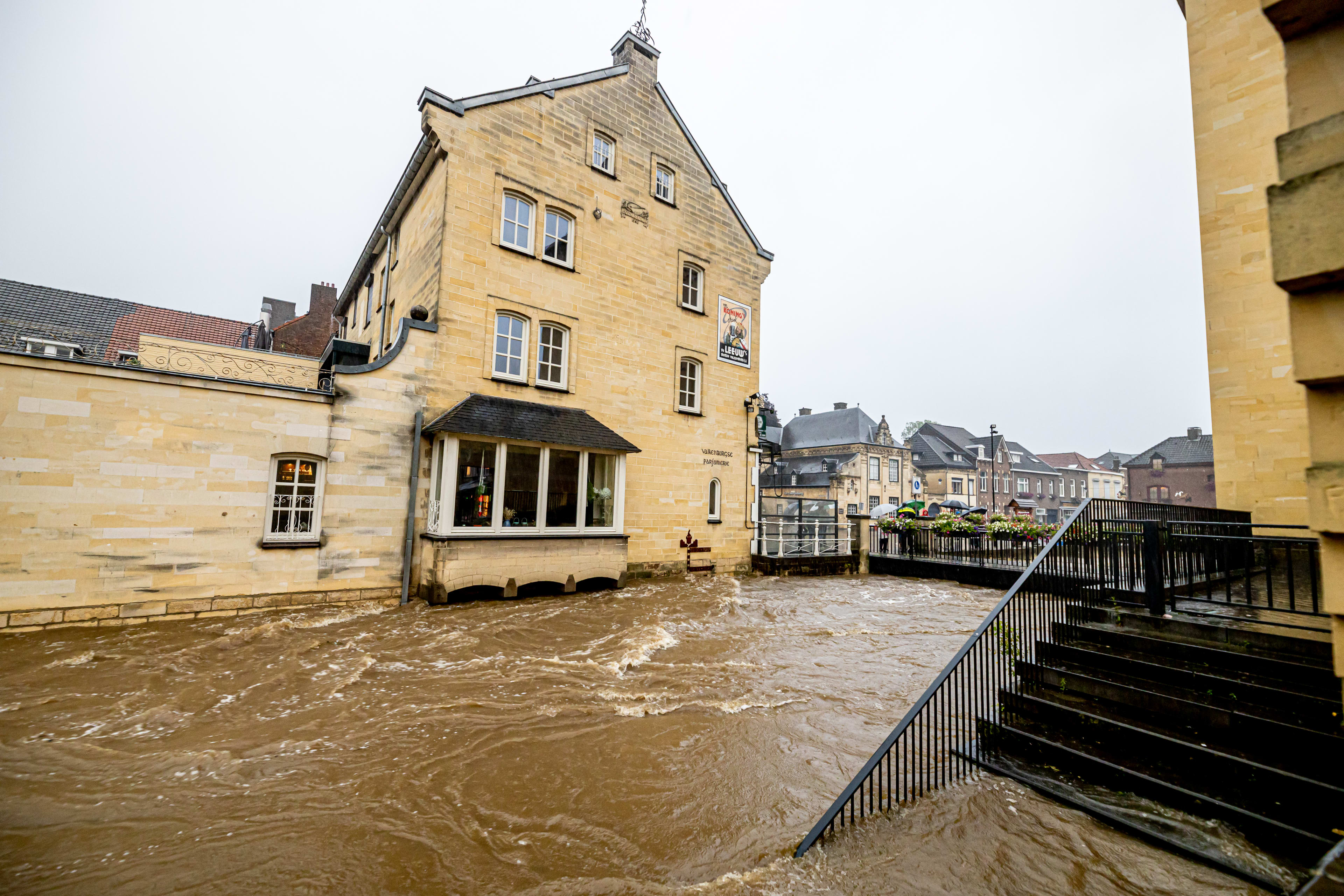 Pittoresk Valkenburg verandert in stromende rivier, stroom valt uit