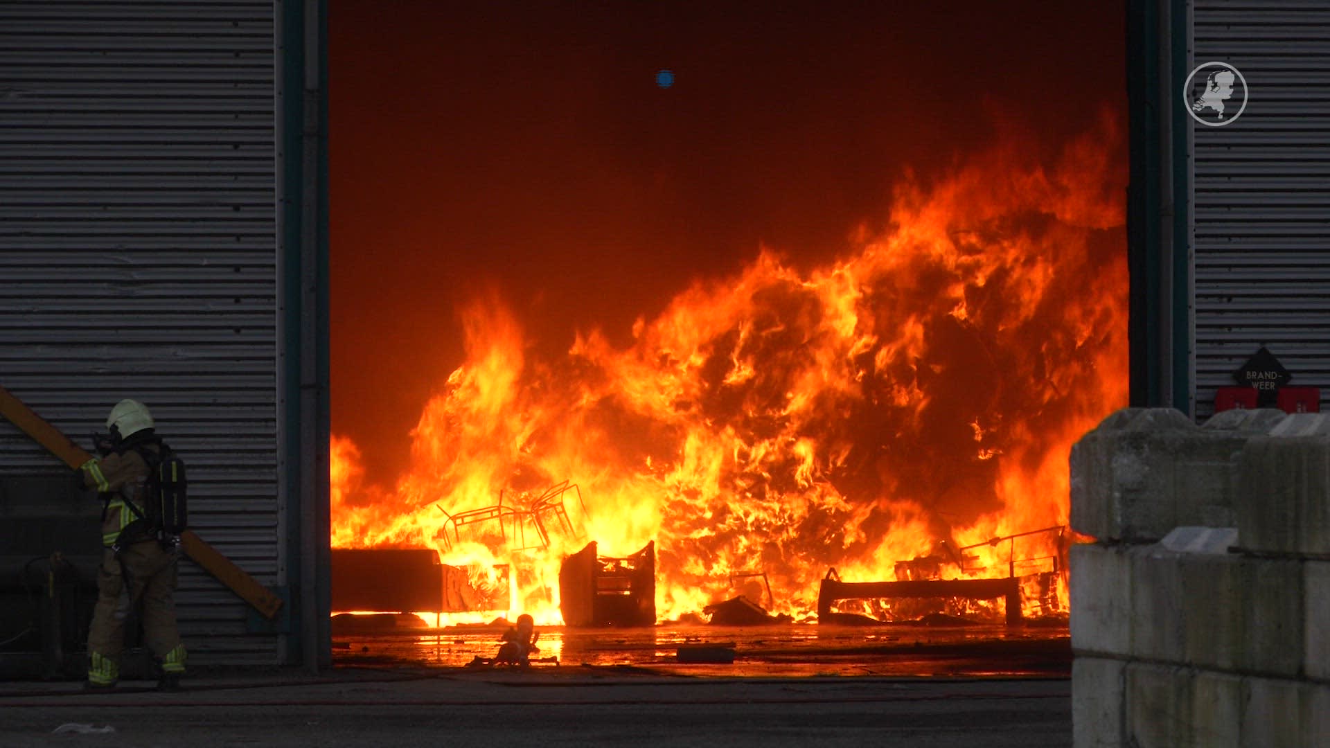 Grote brand bij recyclingbedrijf in Balkbrug: 'Sluit ramen en deuren'