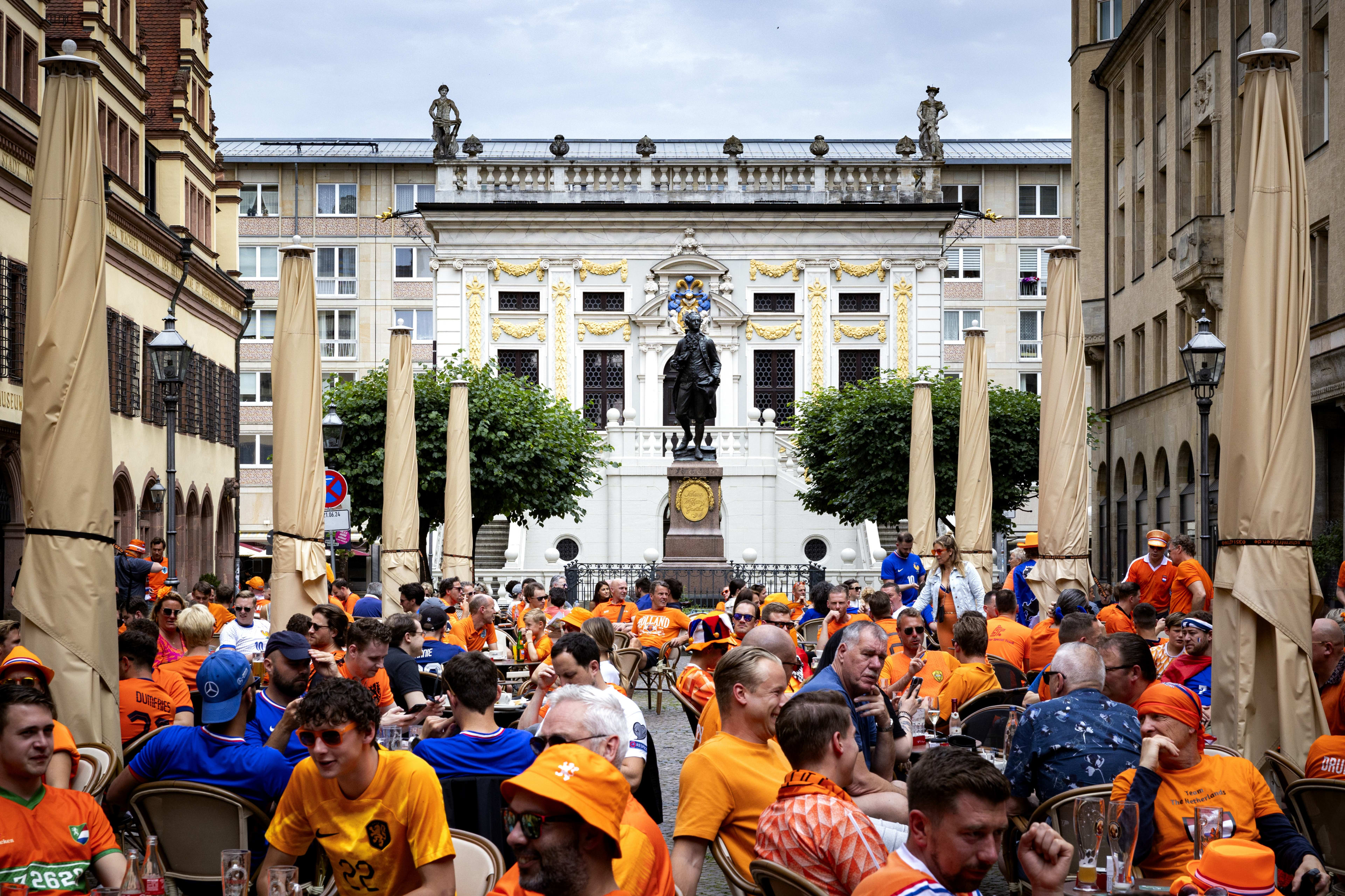 Oranje Fanzone weer open na wolkbreuk boven Leipzig, Oranjemars begint later