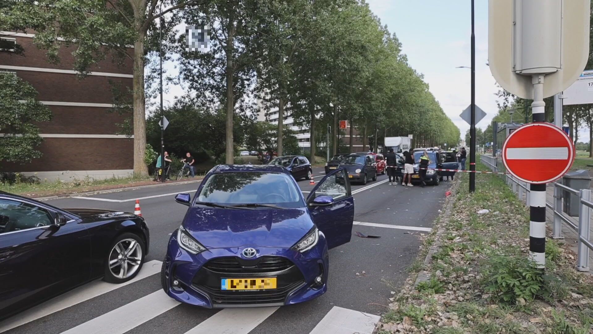 Gewonde bij steekpartij, verdachte ramt meerdere auto's tijdens vluchtpoging