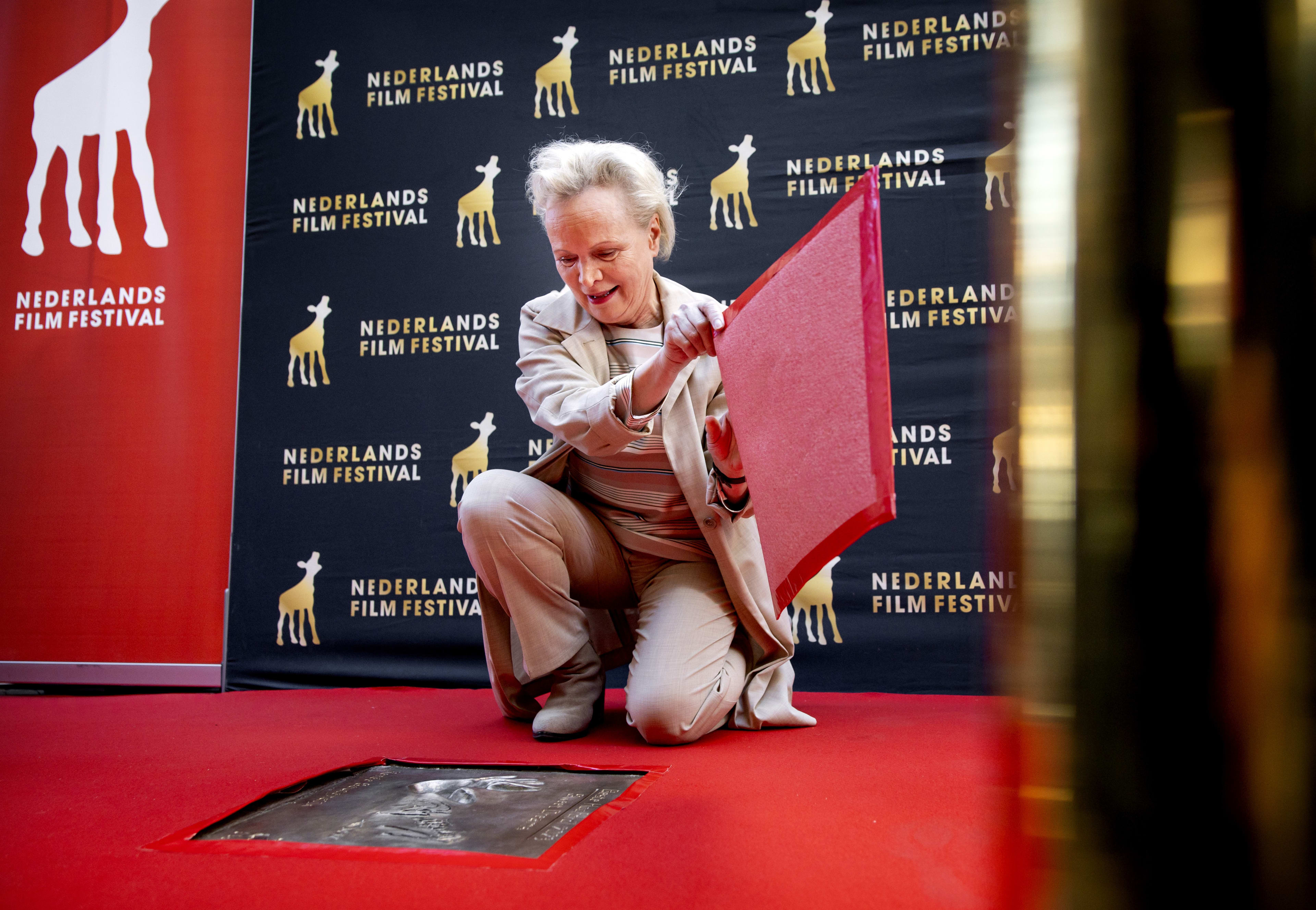 Renée Soutendijk onthult eigen Gouden Tegel in Utrecht