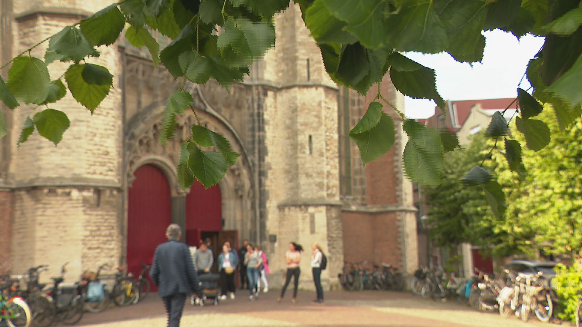 Duizend mensen naar stiltebijeenkomst kerk om steekpartij Leiden