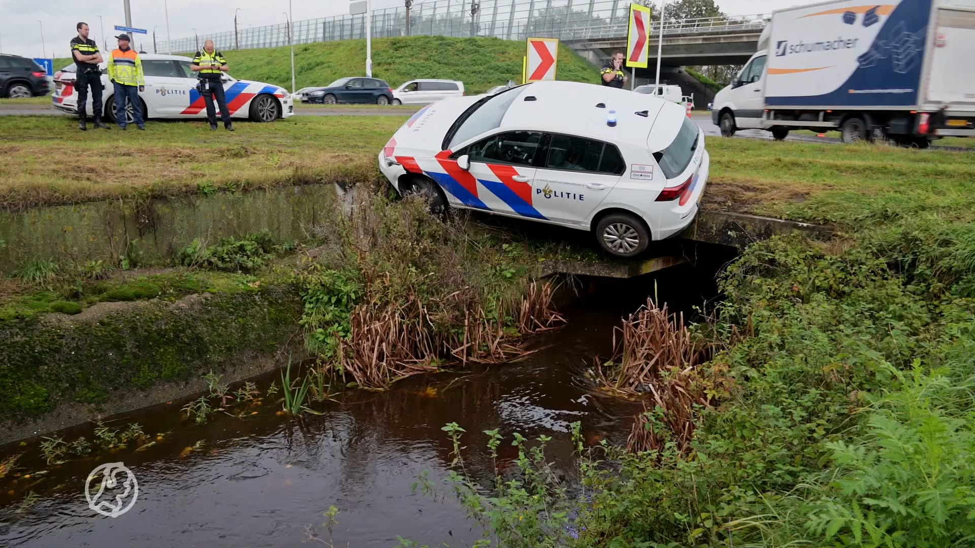 Agent wil keren, maar komt met auto boven sloot te bungelen