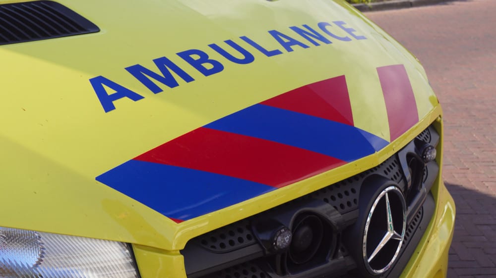 Ambulancemedewerkers aangevallen en gestompt terwijl ze oude vrouw helpen