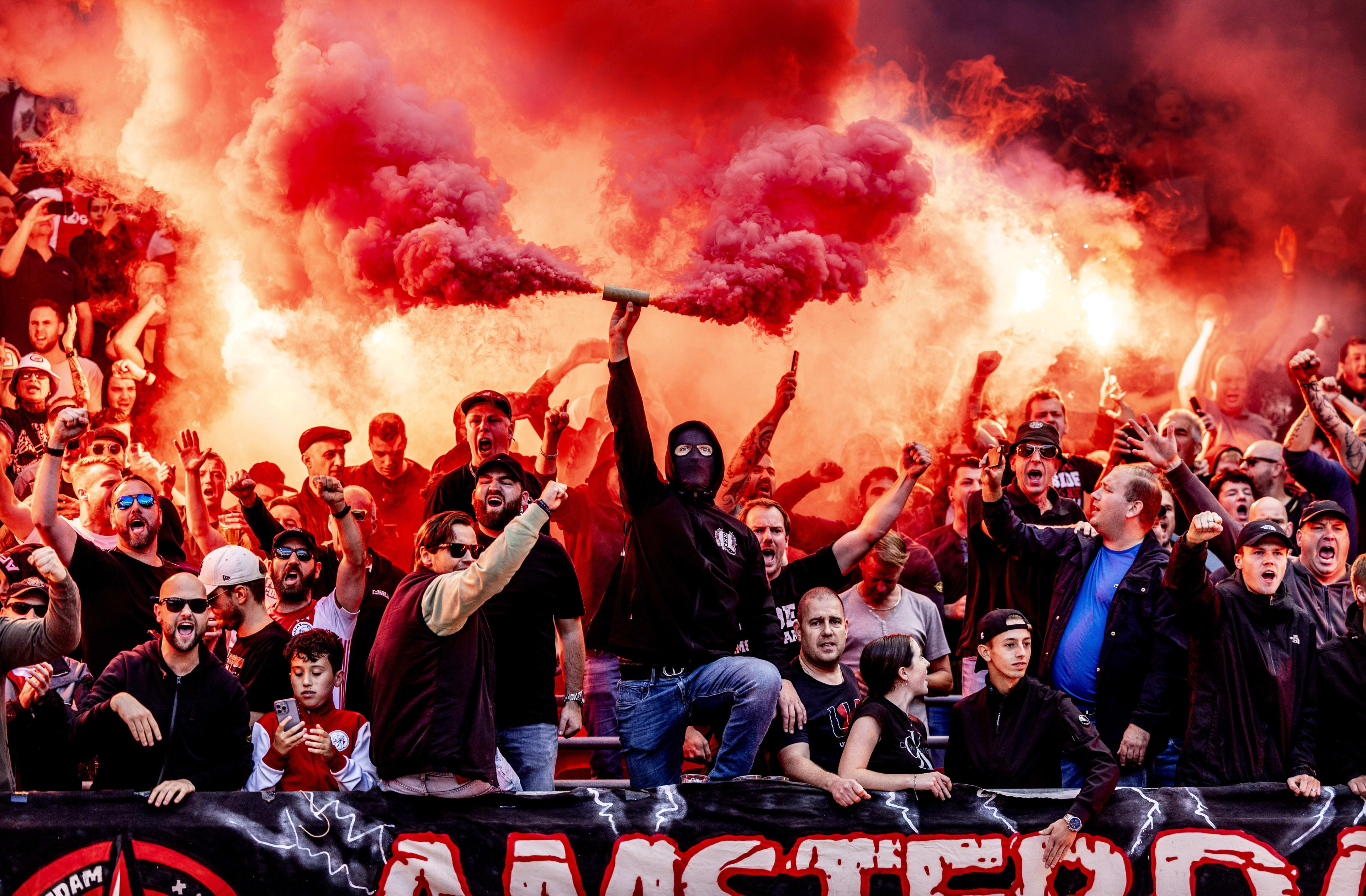 Ajax-fans aangehouden in Marseille: hoge boetes en maandenlang cel dreigen