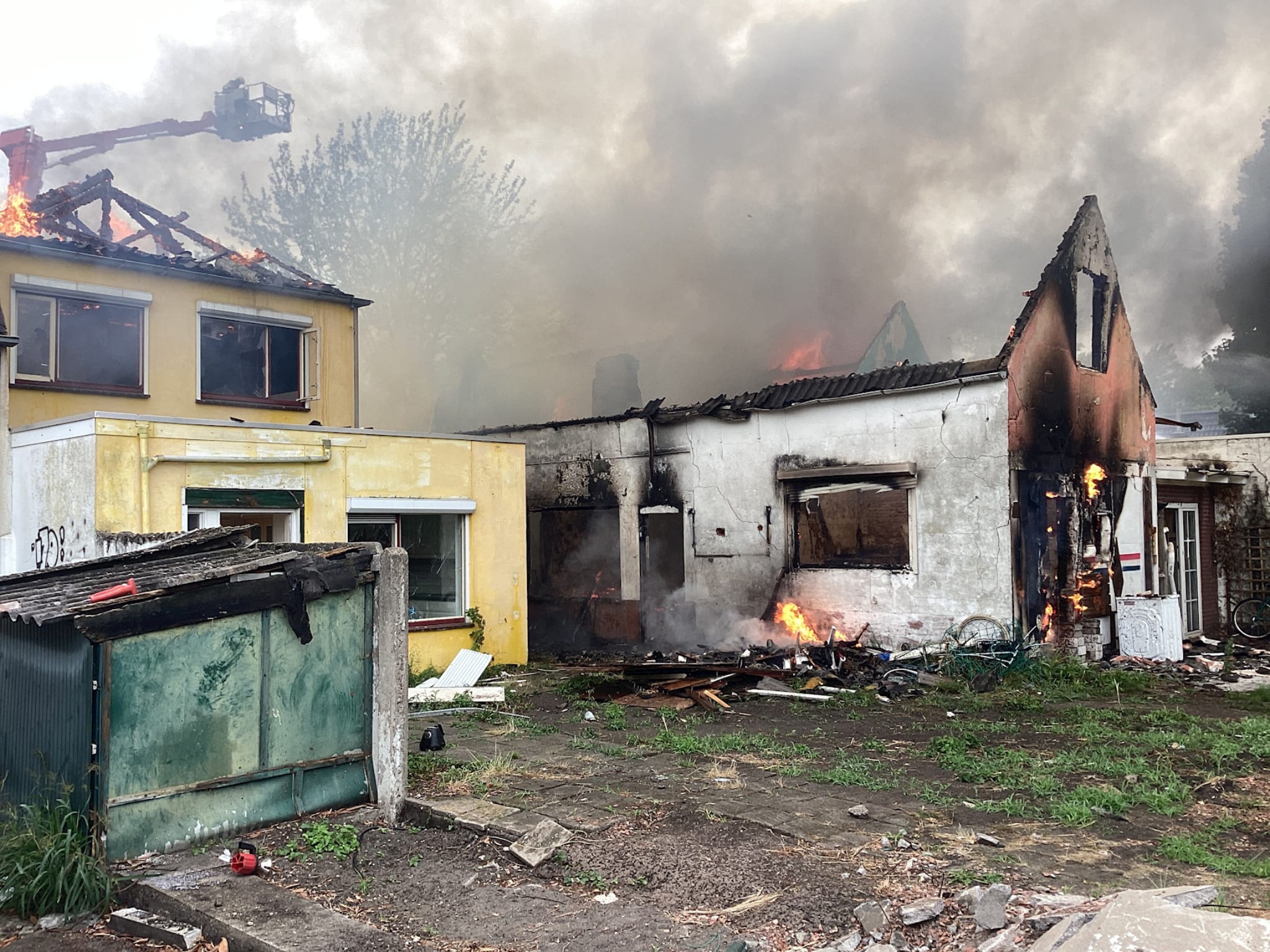 Drie woningen in Roosendaal verwoest door felle brand