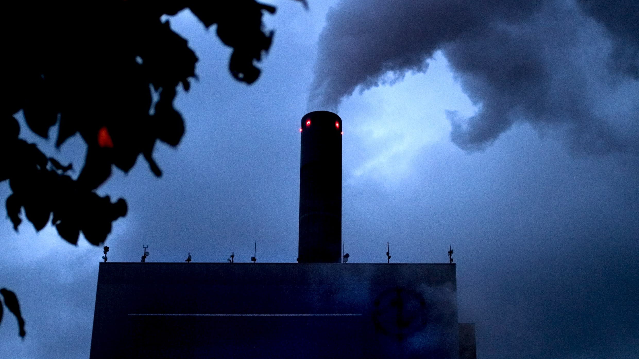 Vattenfall doet aangifte van 'wanstaltige' projectie op Hemwegcentrale