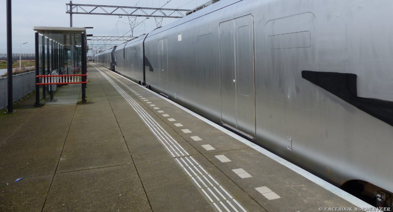 Trein in Wormerveer zilverkleurig gespoten