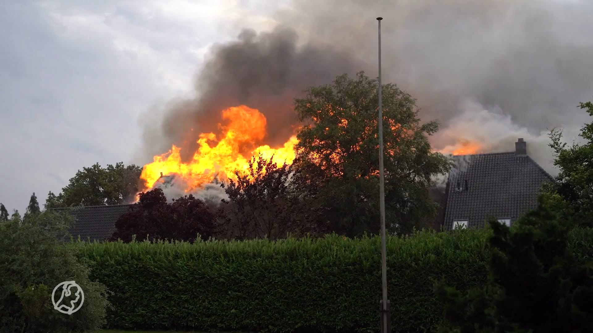 Zeer grote brand na blikseminslag in woonboerderij Haren, NL-alert voor rook