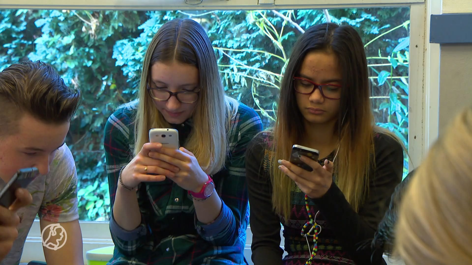 Minister Dijkgraaf ziet niets in CDA-plan om mobieltjes in de klas te verbieden