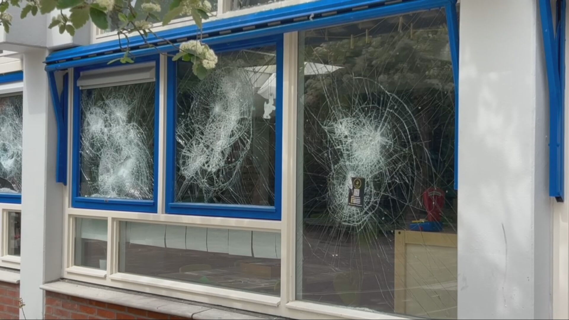 Vandalen vernielen tientallen ruiten van basisschool in Lelystad: 'Enorme ravage'