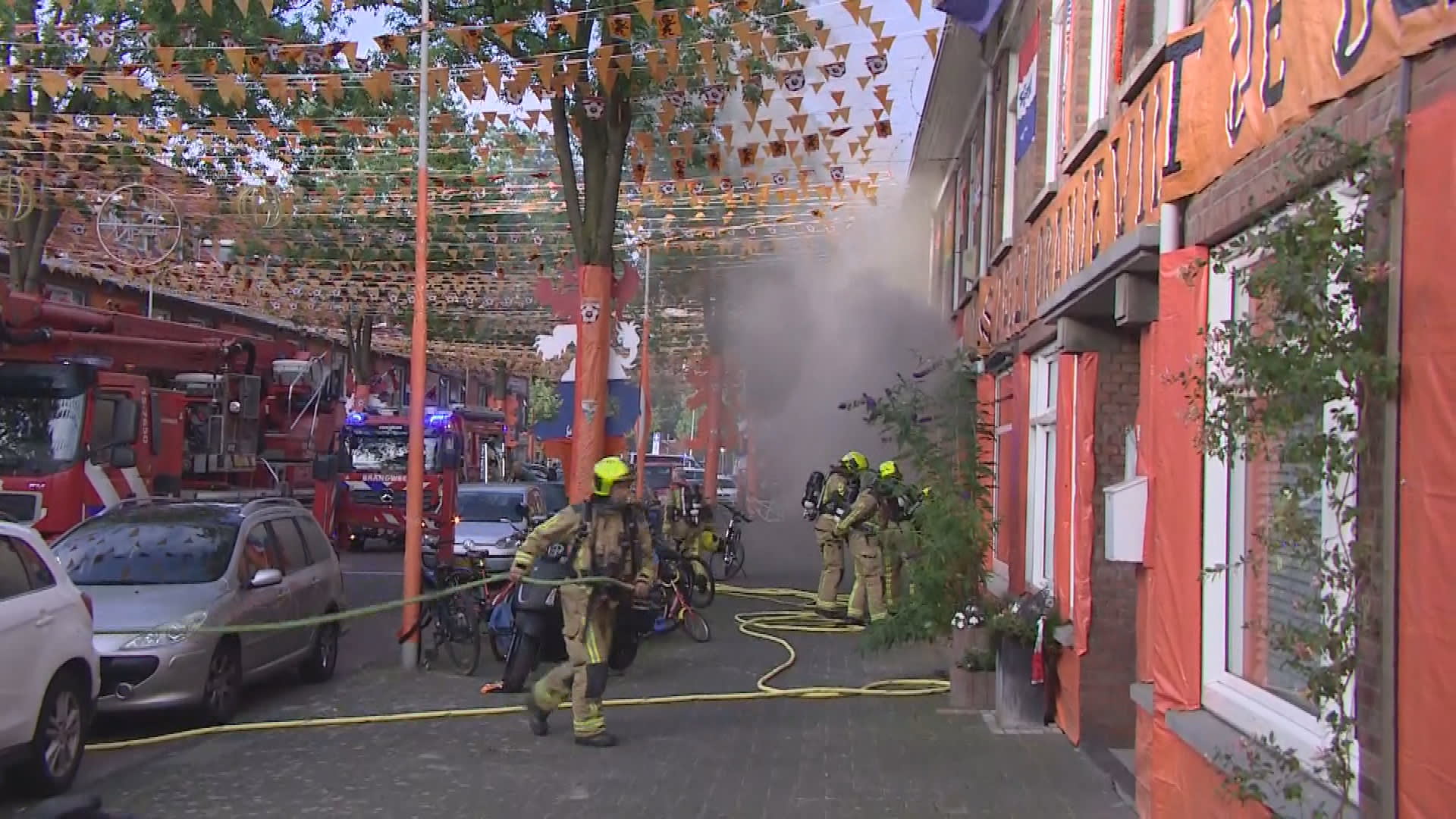 Paniek voor de EK-wedstrijd in Oranjestraat: grote brand breekt uit in woning