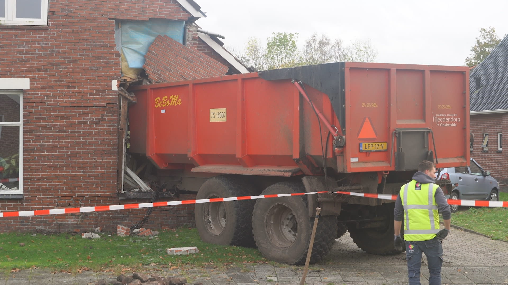 Kiepwagen van trekker raakt los en rijdt woning binnen