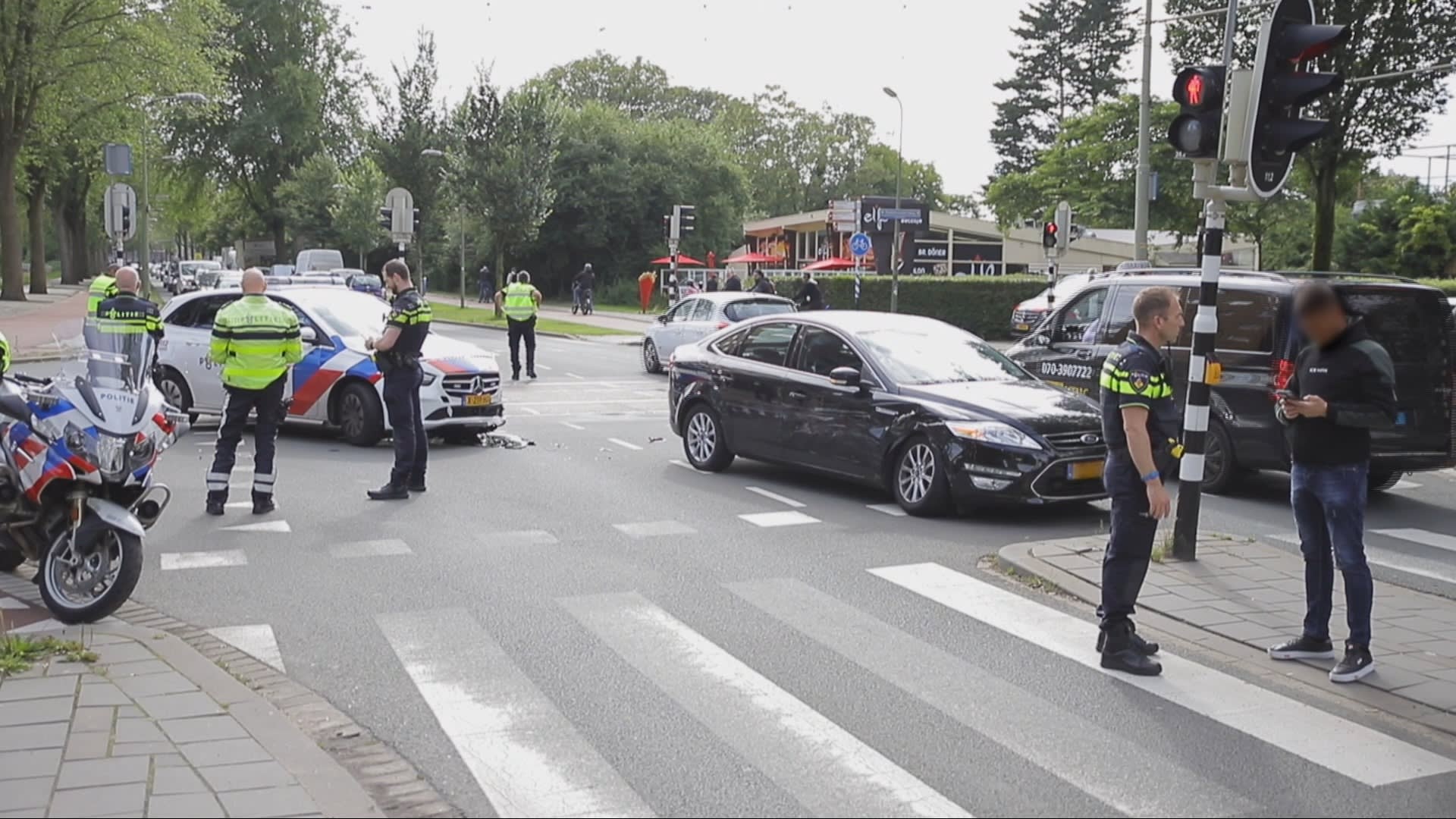 Politieachtervolging eindigt in dubbele crash in Den Haag