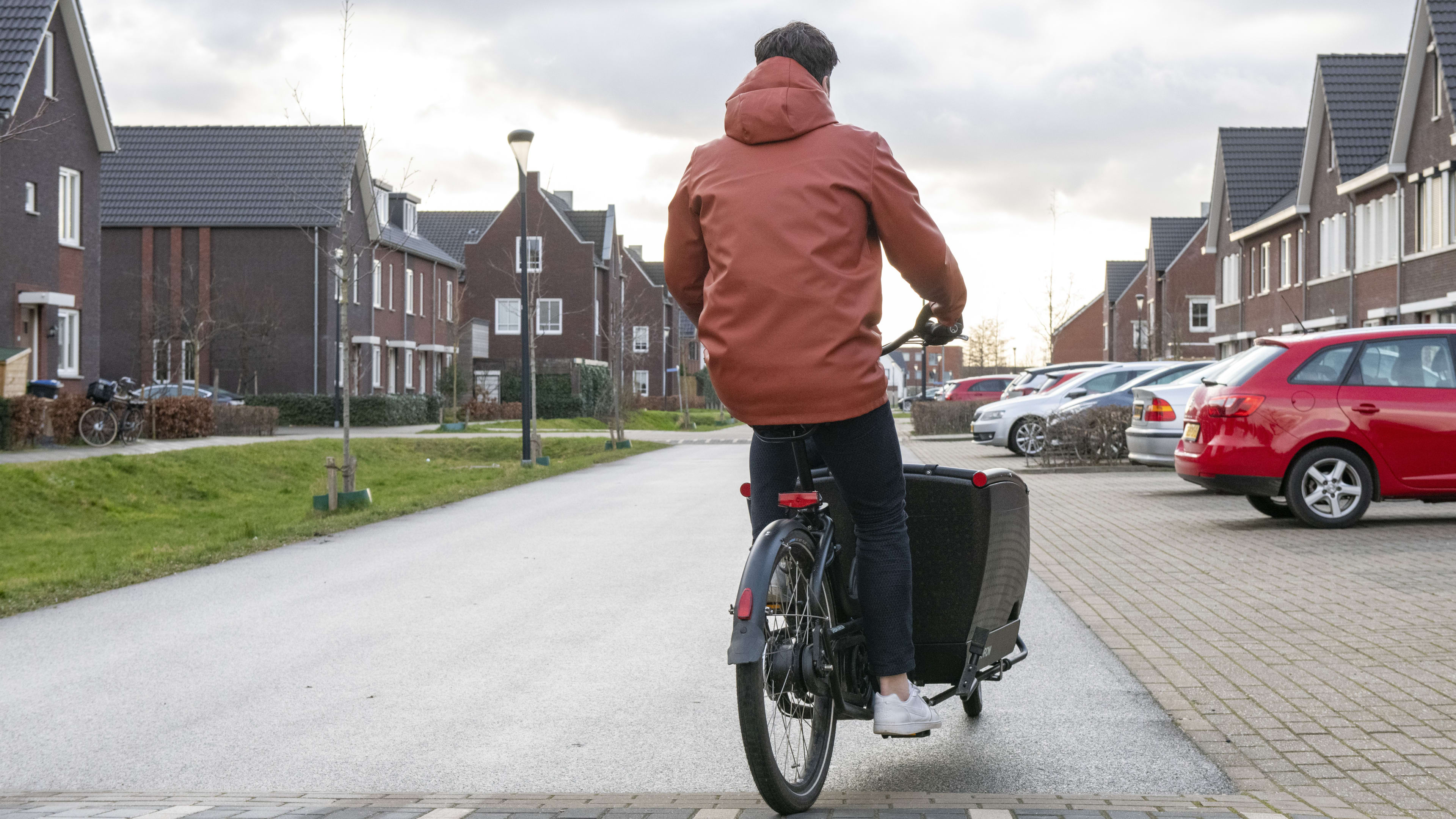 Man rijdt door rood in Amsterdam met bakfiets vol drugs