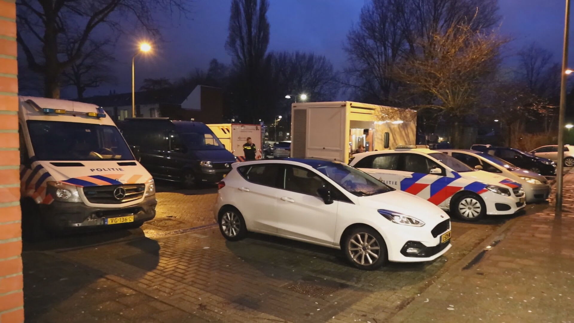 Groot politieonderzoek in Diemen na vinden dode en zwaargewonde in woning