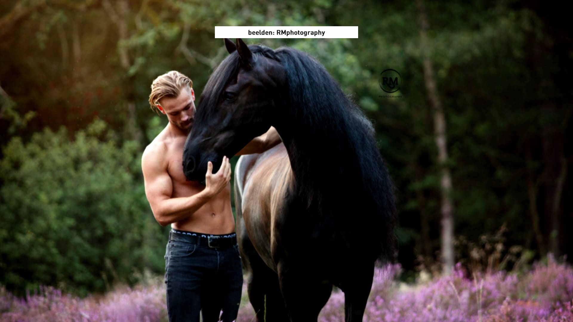 Deze mannen staan halfnaakt of strak in pak op pikante kalender voor het goede doel