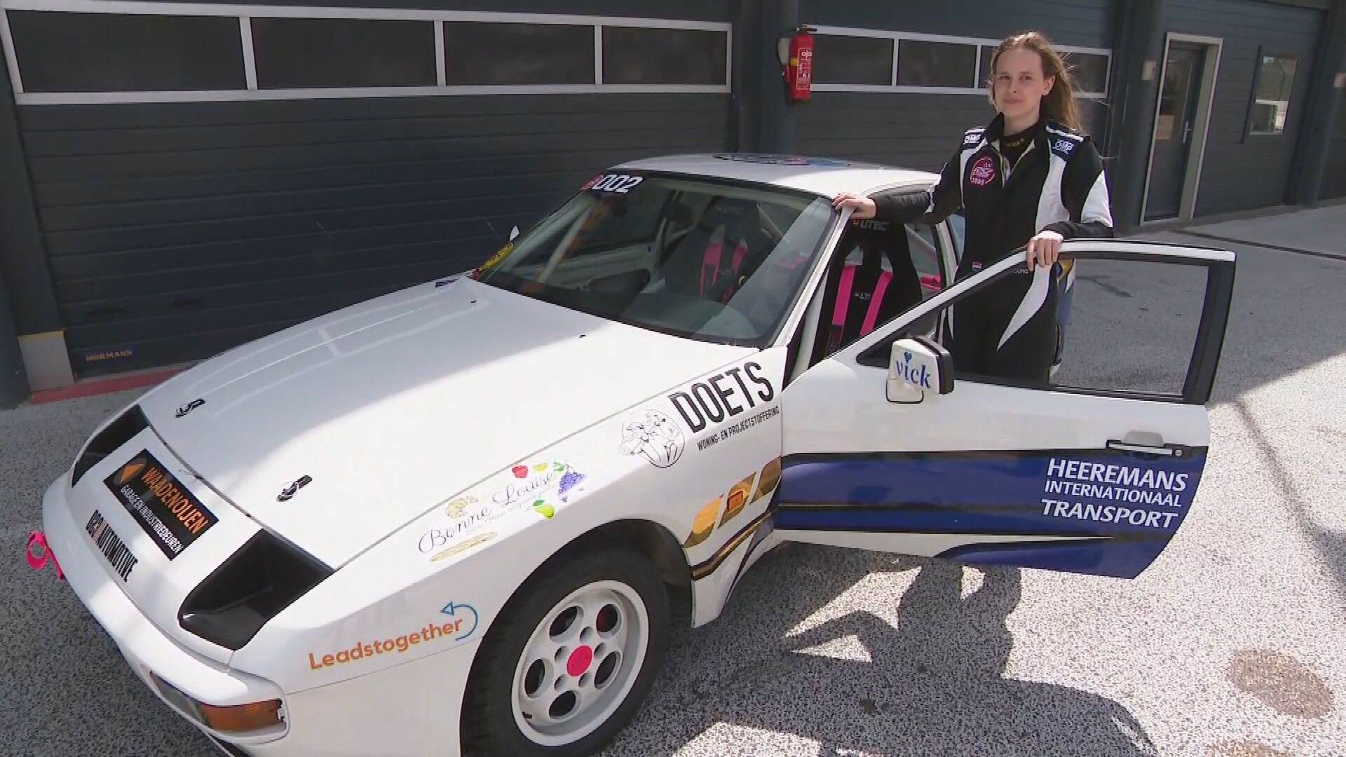 Vick (15) racet in haar zelfgebouwde Porsche over het circuit van Zandvoort