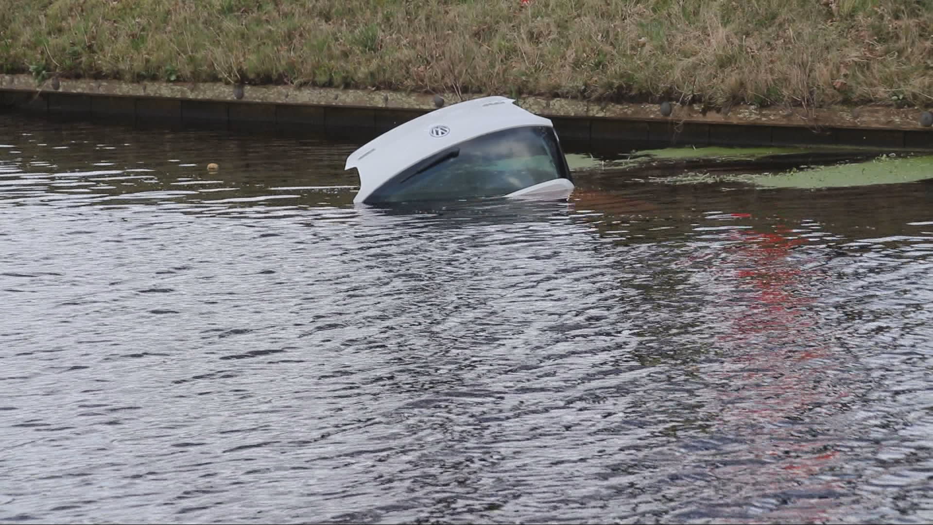 Auto te water in kanaal bij Drents dorp: alleen kofferbak steekt boven water uit