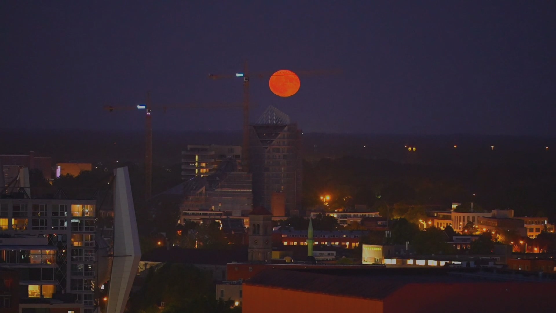 Mooie plaatjes: zeldzame ‘aardbeienmaan’ kleurt Nederlandse nacht rood