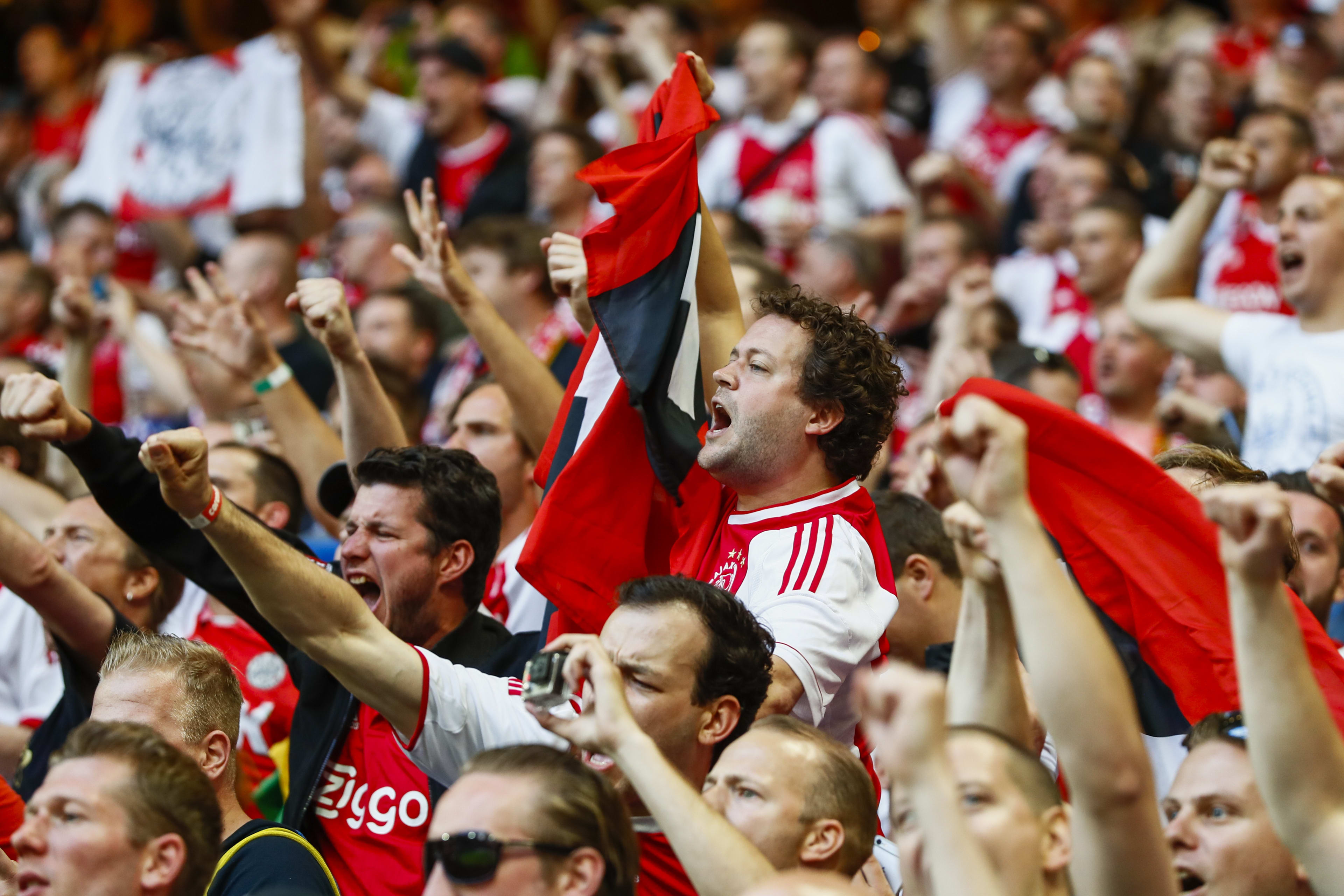 Ajax-fan krijgt stadionverbod omdat hij steward probeerde te zoenen