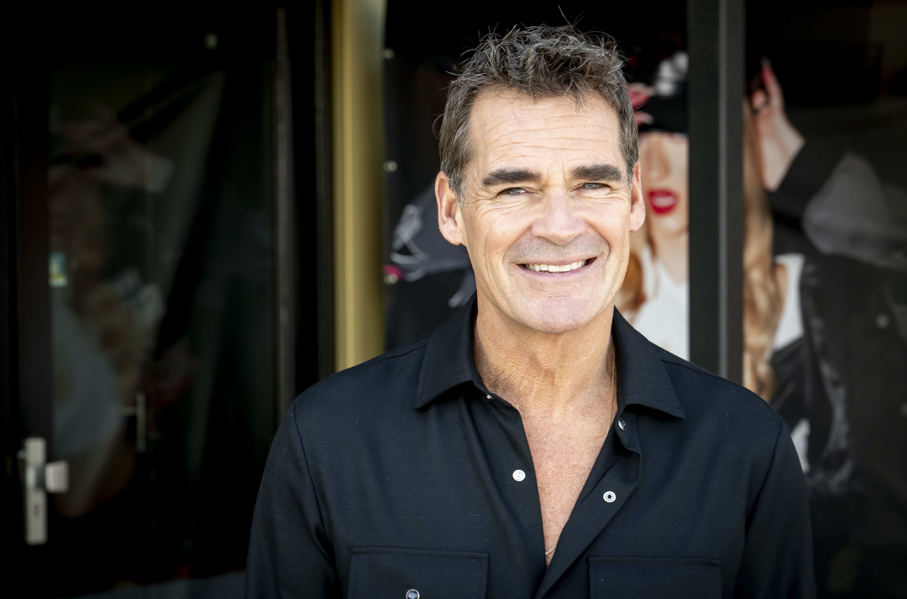 Jeroen van der Boom ontvangt platina voor "Jij Bent Zo"