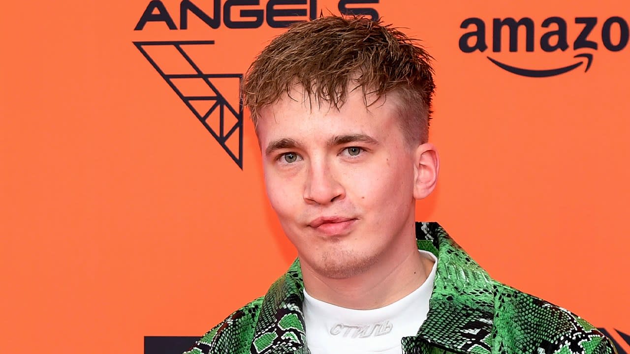 Rapper Snelle strijdt in nieuwe nummer tegen appen op de fiets