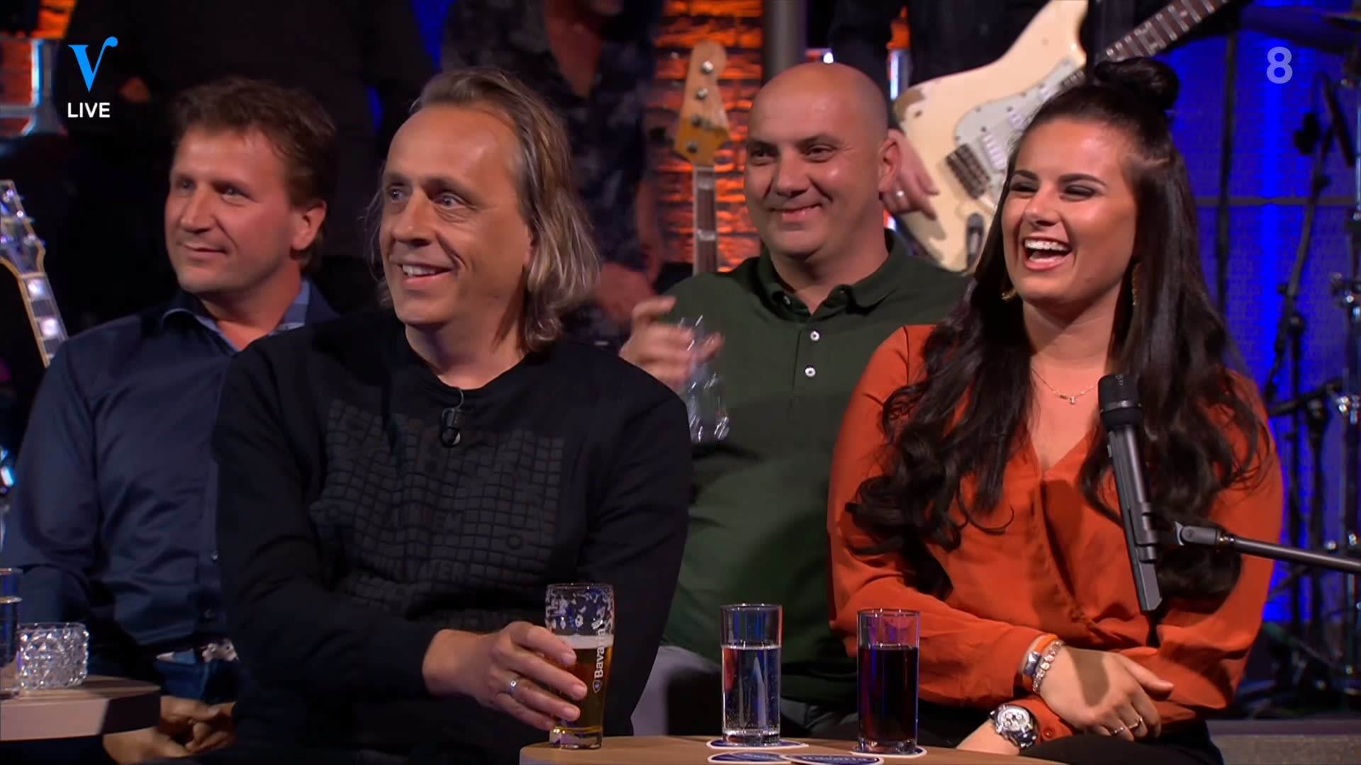 Zit de omgebouwde broer van Guus Meeuwis in de studio?