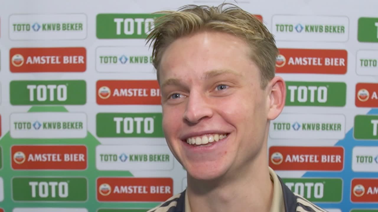 Frenkie de Jong krijgt lach niet meer van gezicht na bekerwinst