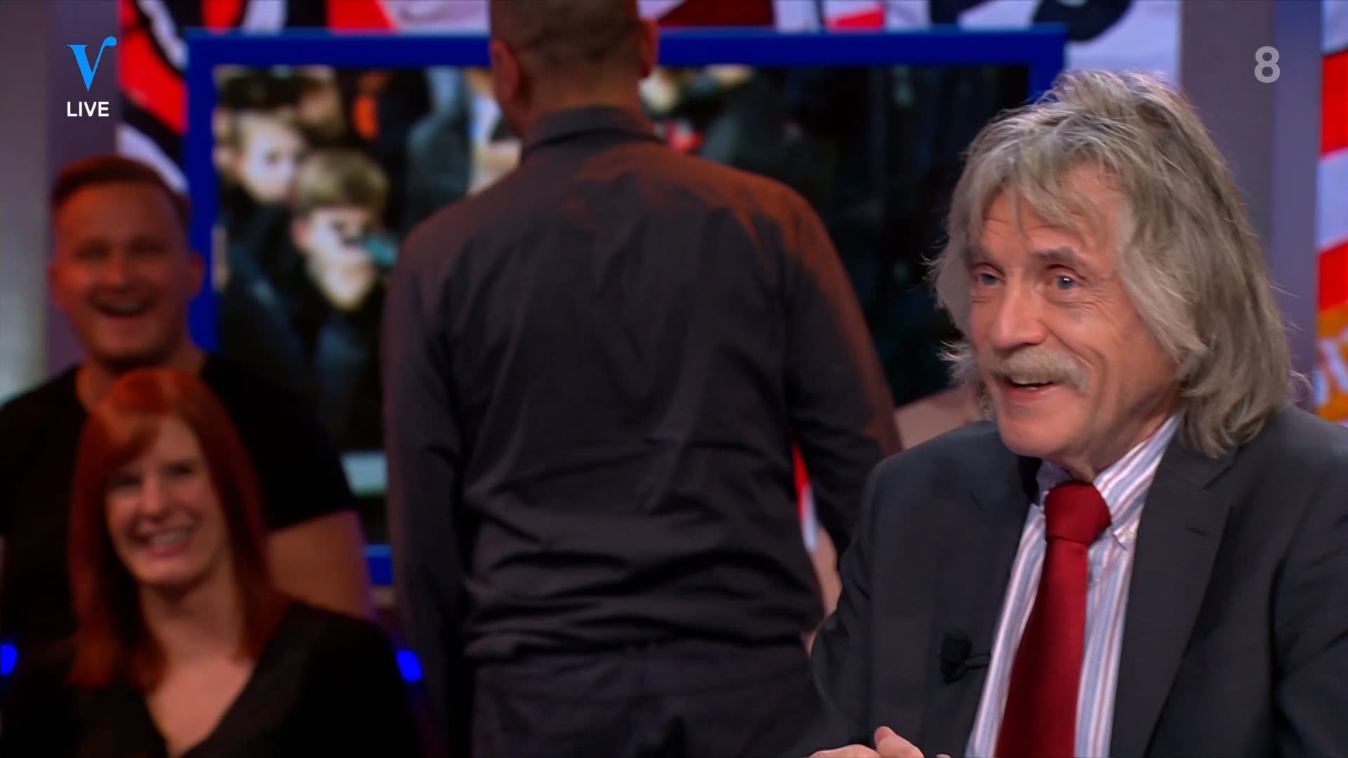 Man in publiek gaat aan de wandel: 'Moet je pissen, ouwe reus?'
