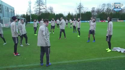 Ten Hag kraakt kunstgras opnieuw af: 'Slecht voor het voetbal'