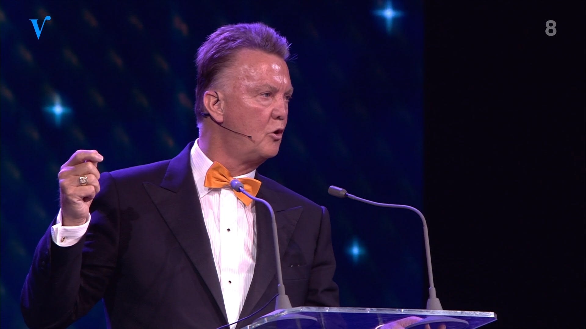 Louis van Gaal geeft karakteristieke speech aan Robben en Van Persie