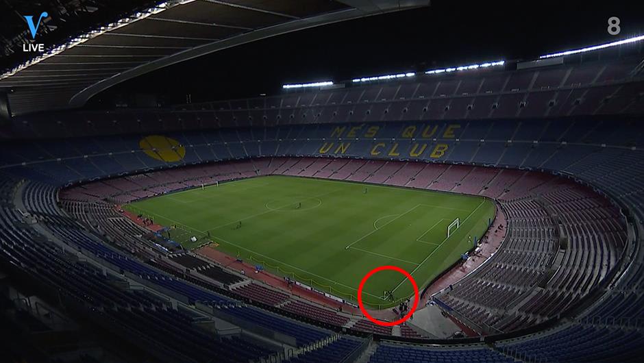 Wytse zit aan cornervlag in Camp Nou