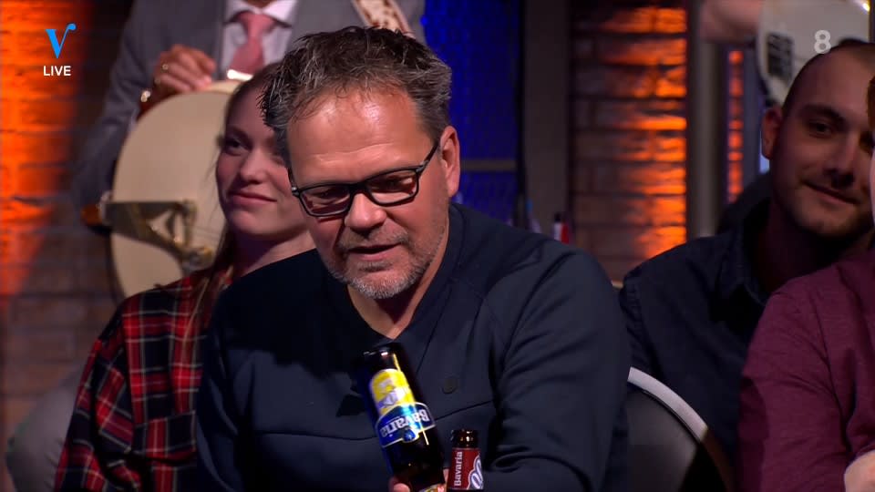 Bas: 'Die flesjes staan er voor niks, Henk'