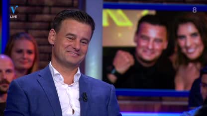 Johan ziet JFK Award van Wilfred: 'Gekocht bij de Blokker!'