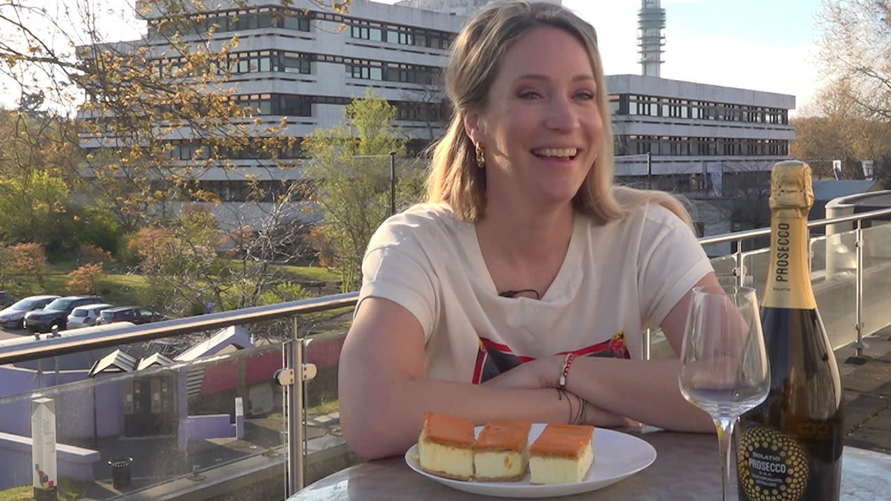 Hoe eet Hélène een oranje tompouce? 'Je moet hem gewoon naar ...