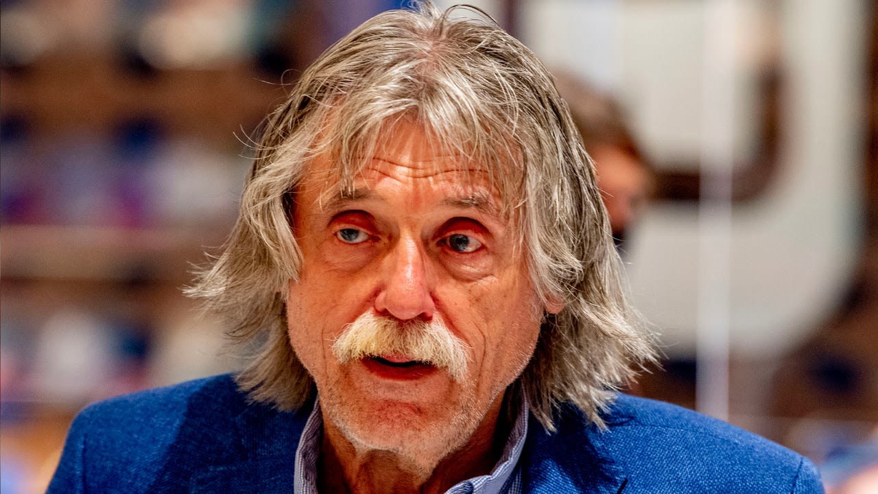 Johan ergert zich tijdens late uitzending De Oranjezomer: 'Da...