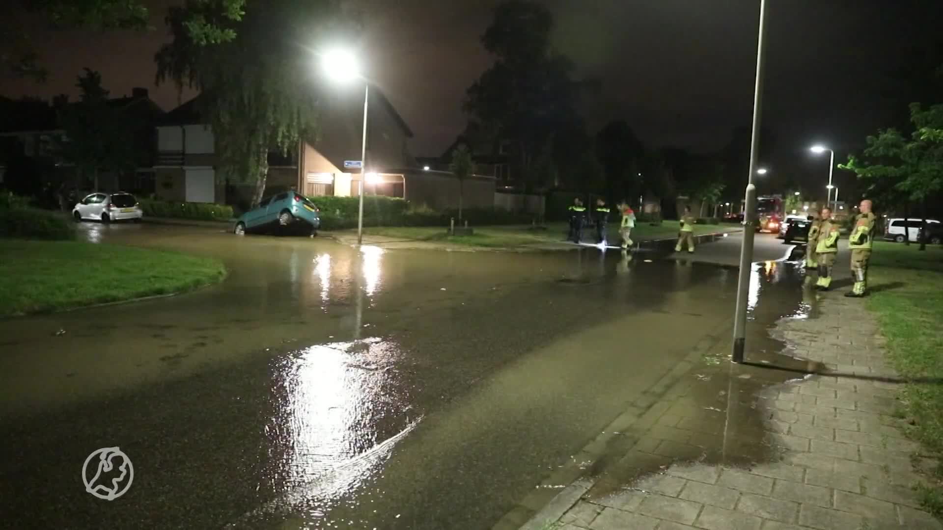 Auto verdwijnt in sinkhole na gesprongen waterleiding Roosten...