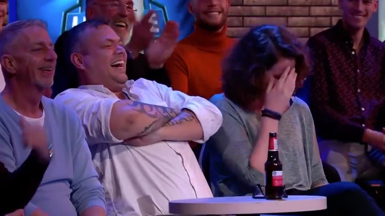 CLASSIC: Man in publiek vraagt Johan om zijn vrouw te betaste...