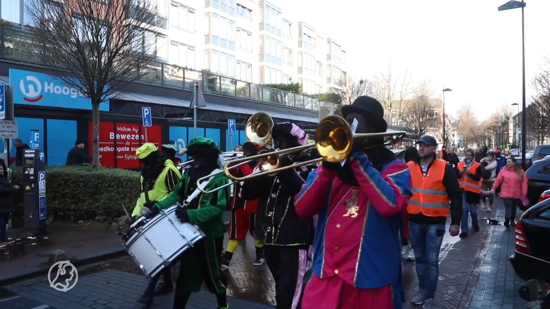 Paar honderd mensen bij sintviering met Zwarte Piet in Rijswijk