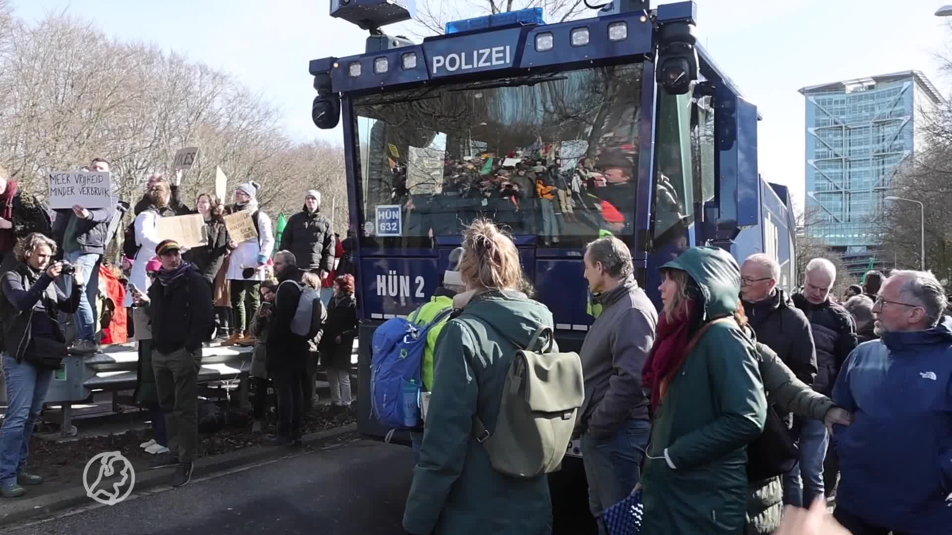 Klimaatactivisten Extinction Rebellion blokkeren A12 in Den Haag