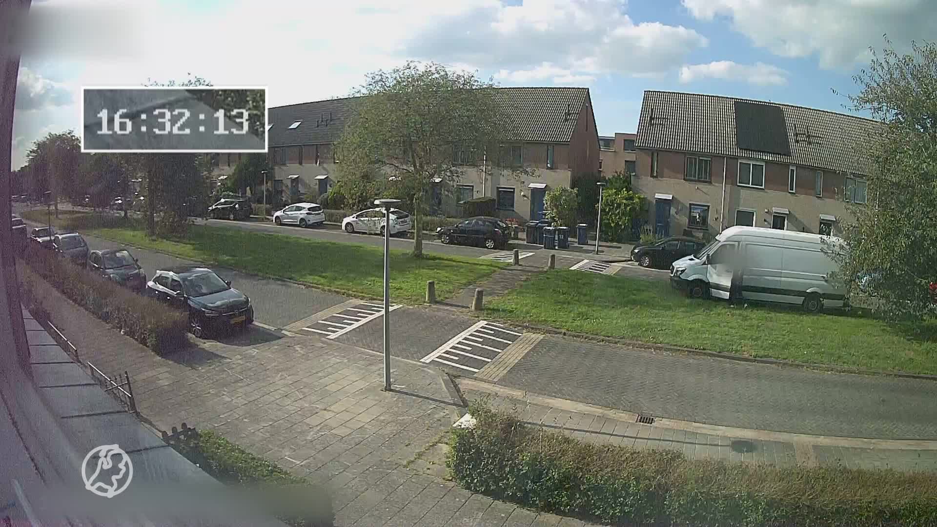 PostNL-bezorger gooit pakket over schutting en raakt konijntje Okkie