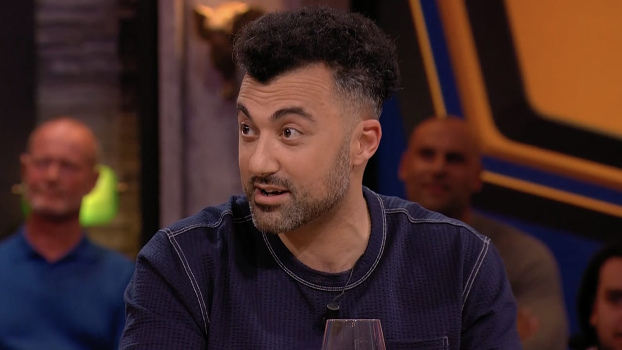 Özcan Akyol verbaasd door WhatsApp-foto Wilfred: 'Een beetje raar is 'ie!'