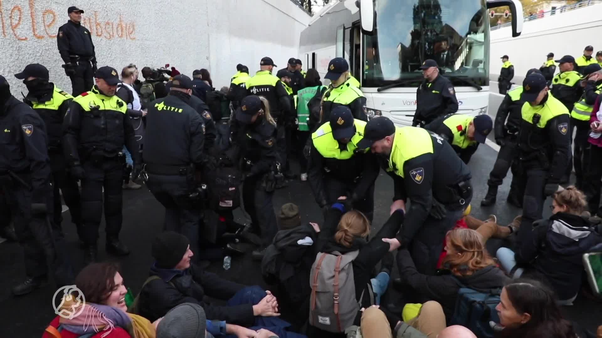 Politie houdt klimaatactivisten aan die snelweg bij Den Haag blokkeren