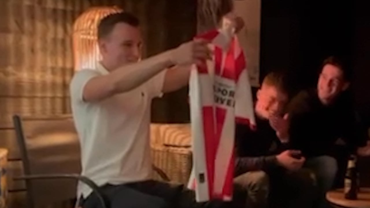 Jongen krijgt PSV-shirt cadeau, maar doet dan onaangename ontdekking