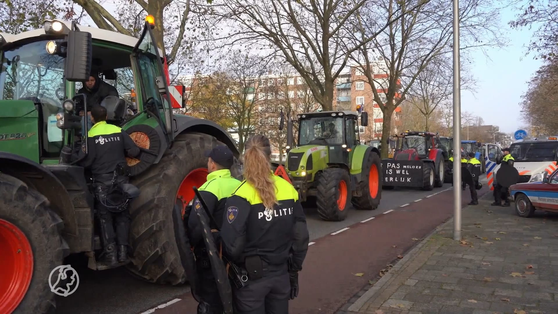 Politie grijpt in bij boerenprotest voor provinciehuis Zwolle