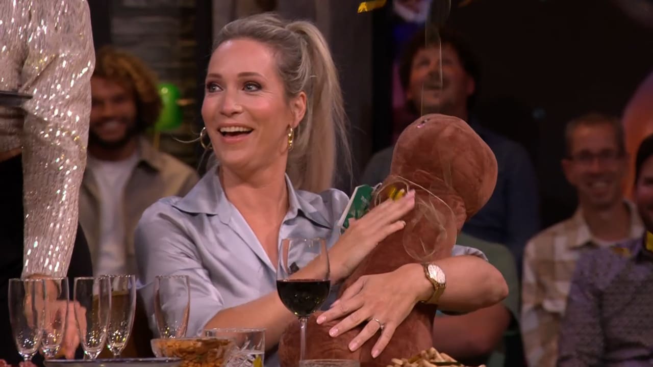 Hélène maakt kans op Gouden Televizier-Ring; wordt verrast met confetti, champagne en piemelknuffel!