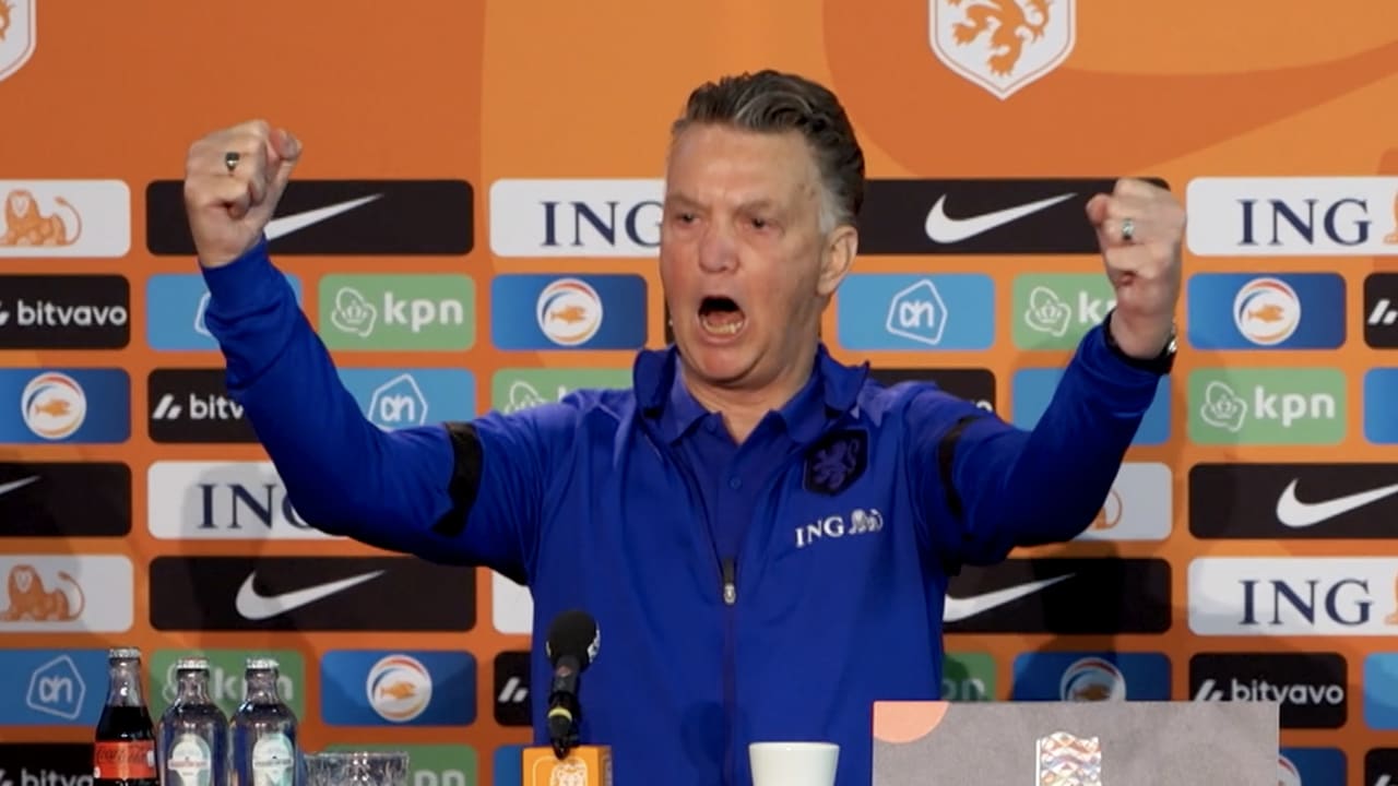 Van Gaal geeft pers cursus feliciteren: ‘HIEP HIEP HOERAAAA!’