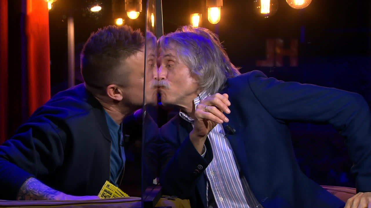 Johan geeft antwoord op meest prangende vragen en sluit af met een zoen